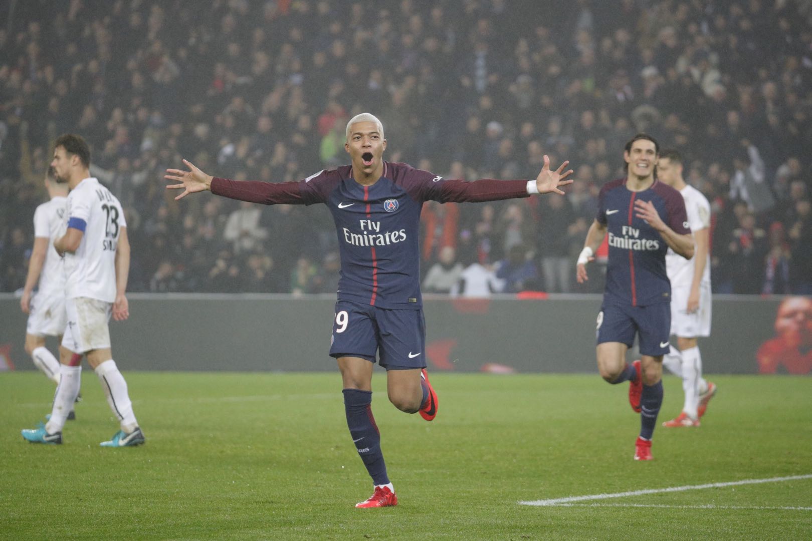 巴黎圣日耳曼：欧冠逆袭，书写新王传奇